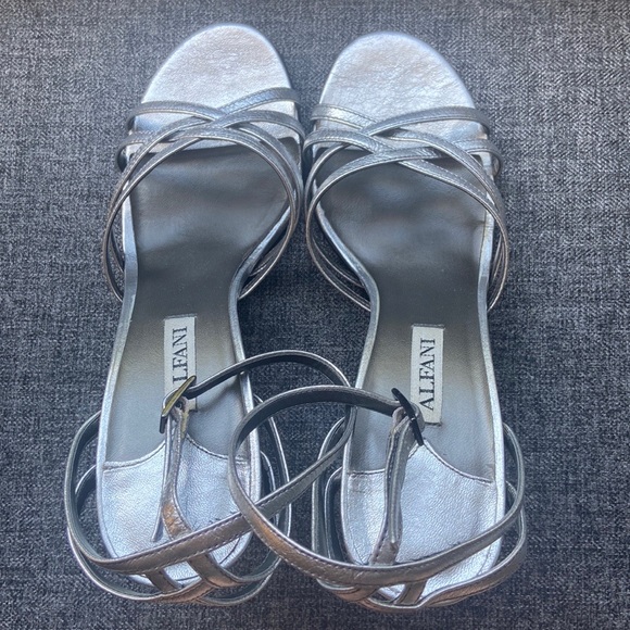 Vintage Alfani strappy heels - Picture 4 of 5